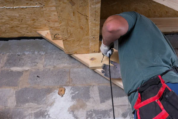 Bauarbeiter mit Bohrmaschine baut Treppe im Keller — Stockfoto