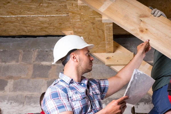 Foreman inspectie werk op trap in nieuwe huis — Stockfoto