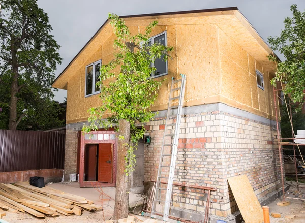 Exterior de la nueva casa parcialmente terminada — Foto de Stock