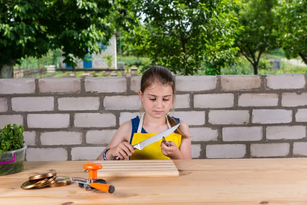 Meisje met Canning levert testen mes scherpte — Stockfoto