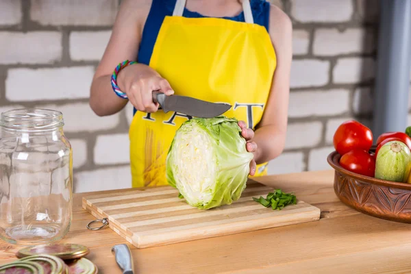 Young girl slicing fresh cabbage — Stock Photo, Image