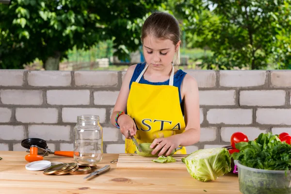 Chica bastante joven embotellando verduras frescas — Foto de Stock