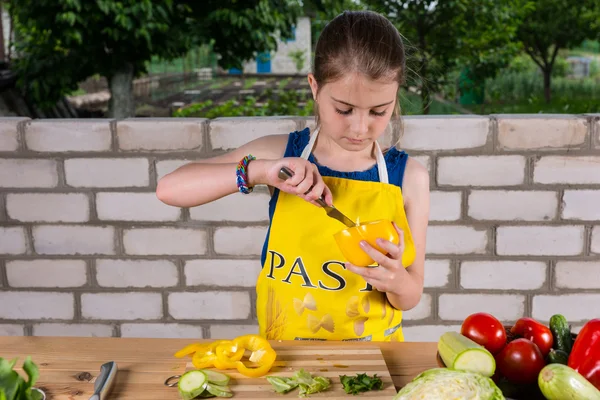 Young girl cleaning out a sweet pepper — Stock Photo, Image