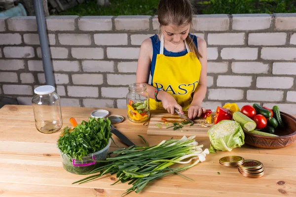 Mladá dívka sekání čerstvou zeleninu pro konzervování — Stock fotografie