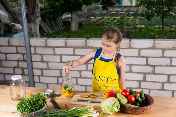 Junges Mädchen hackt frisches Gemüse für die Konserve — Stockfoto