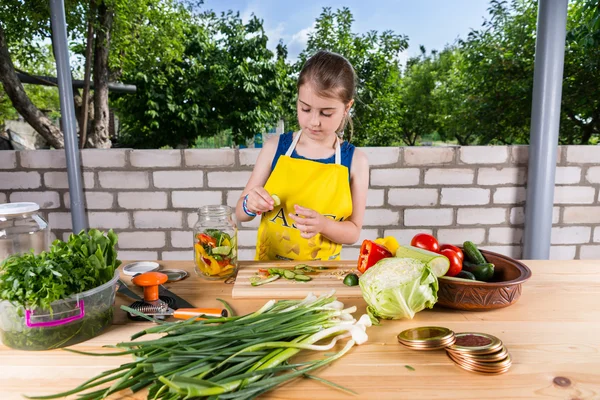 Chica joven picando verduras frescas para enlatar —  Fotos de Stock