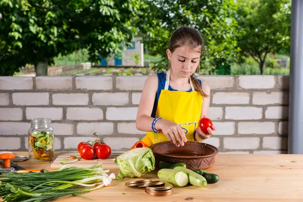 Jong meisje hakken verse groenten voor Canning — Stockfoto