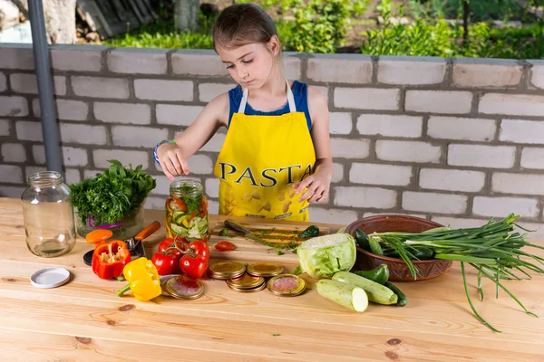 Chica Preparando Verduras Frescas para Preservar — Foto de Stock