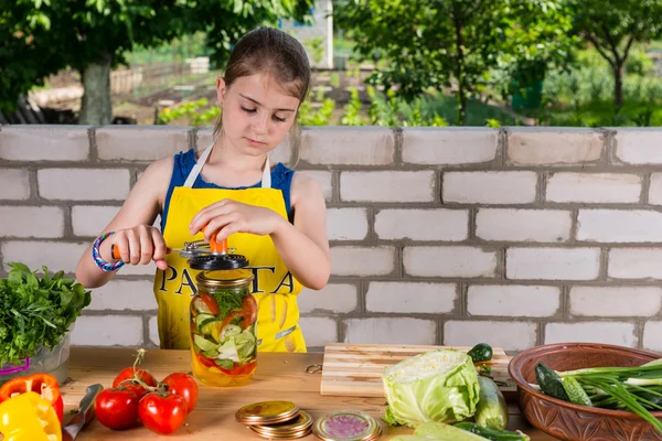 Menina Preparando legumes frescos para enlatamento — Fotografia de Stock