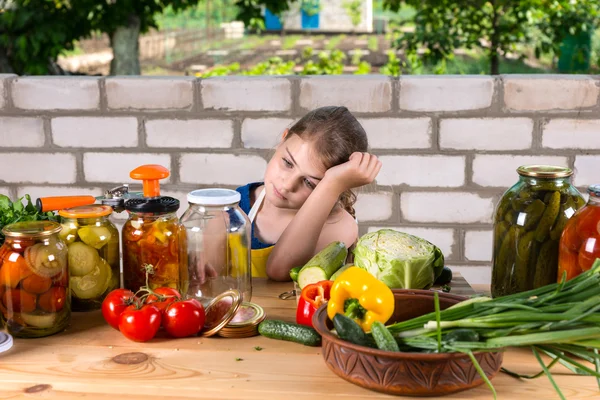 Neerslachtig jong meisje bottelen groenten — Stockfoto