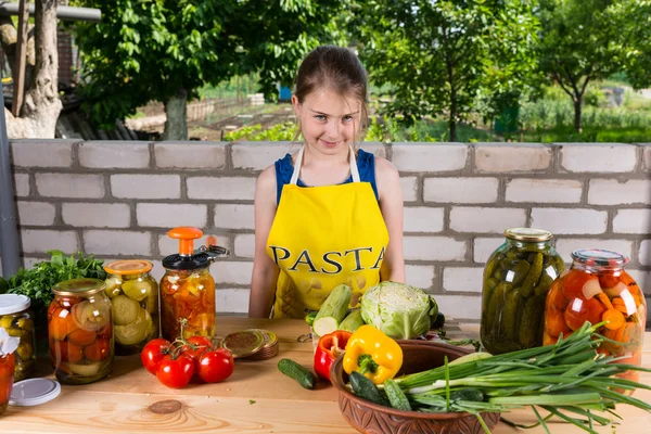 Vriendelijke jonge meisje botteling groenten — Stockfoto