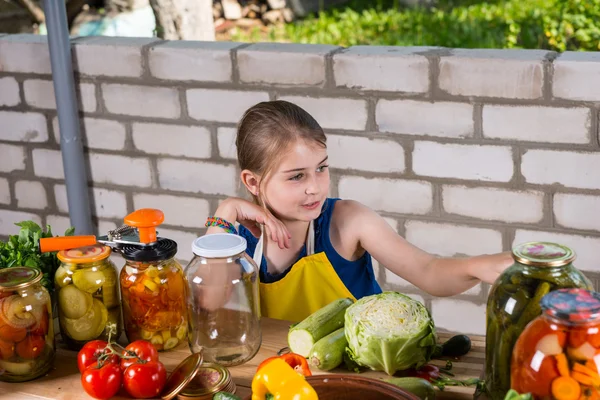 Young Girl Canning Fresh Vegetables in Jars — Stock Photo, Image