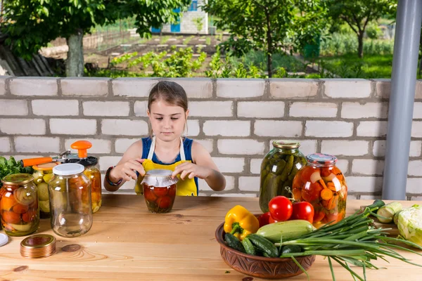 Genç kız Canning taze sebzelerin korur — Stok fotoğraf