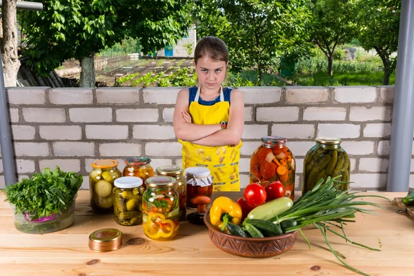 Mädchen am Tisch mit Gemüse und Marmeladen — Stockfoto