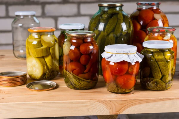 Gläser mit eingelegtem Gemüse auf Holztisch — Stockfoto