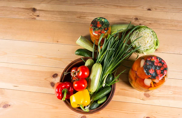 Frisches Gemüse und Marmeladengläser — Stockfoto