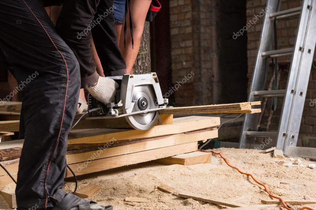 пила пилит. где распилить доску. торцовочная пила bosch gtm 12. распил досок циркулярной пилой. где распилить доску.