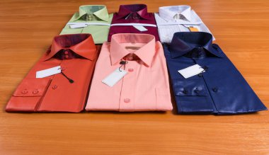 Mens topluluğu elbise gömlek etiketleri ile katlanmış