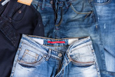 Mavi Jeans çeşitli yıkar ve stilleri yığını