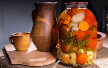 Ahşap el sanatları ile tabloda turşu kavanozu