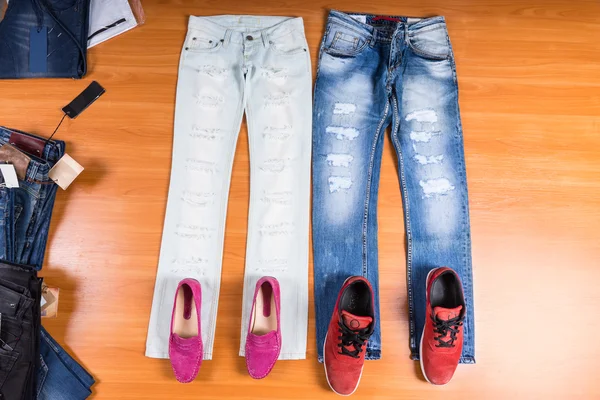 Seu e dela Jeans azul colocado com sapatos — Fotografia de Stock