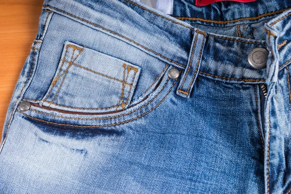 Detalle de bolsillo delantero de pantalones vaqueros azules descoloridos — Foto de Stock