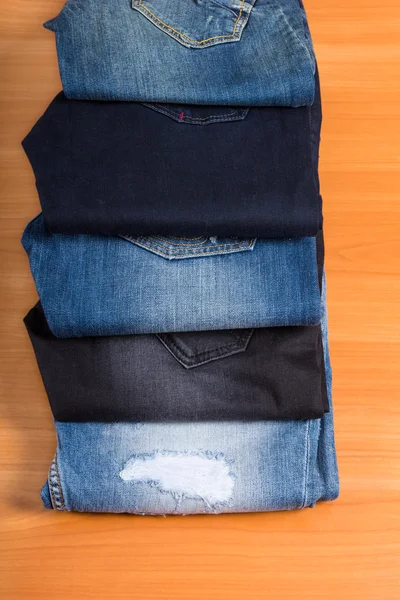 Visning av olika blå Jeans drevs ut — Stockfoto