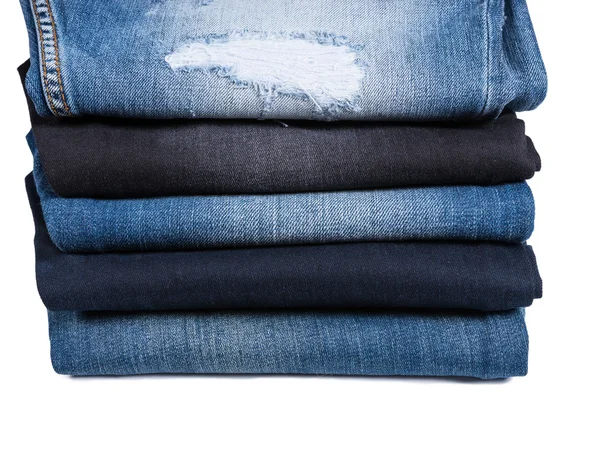 Pila de pantalones vaqueros azules plegados en varios estilos —  Fotos de Stock