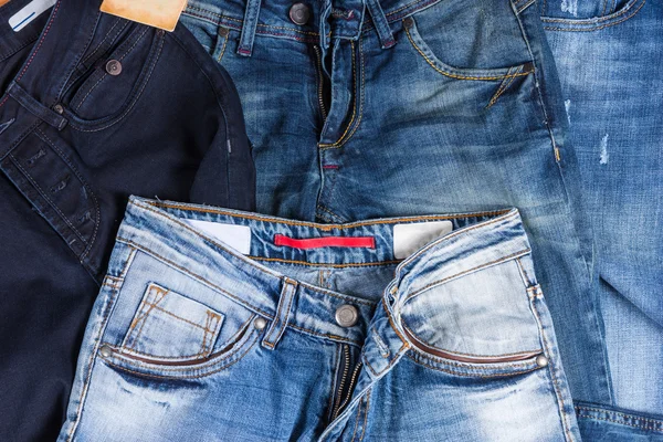 Mavi Jeans çeşitli yıkar ve stilleri yığını — Stok fotoğraf