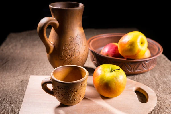 Τα μήλα που διοργανώνονται στο τραπέζι με ξύλινα χειροτεχνήματα — Φωτογραφία Αρχείου