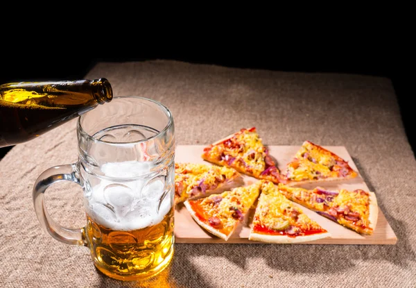 Bardak bira ve Pizza dilimleri ahşap tahta üzerinde — Stok fotoğraf