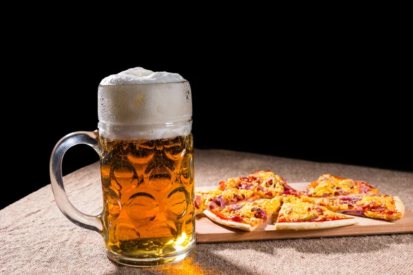 Bira ve Pizza kesme tahtası üzerinde dilim kupa — Stok fotoğraf