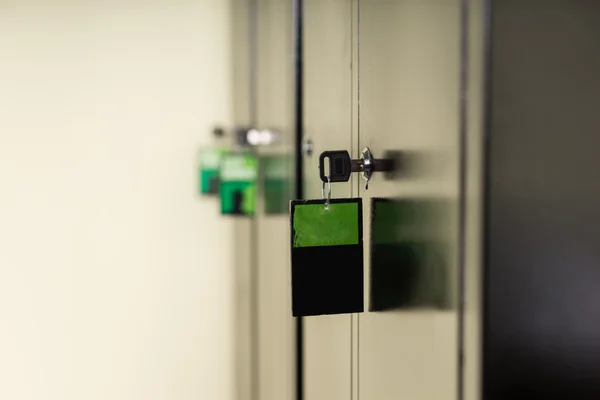 Clave y etiqueta en una cerradura — Foto de Stock