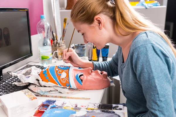 Jovem mulher pintando máscara de barro — Fotografia de Stock