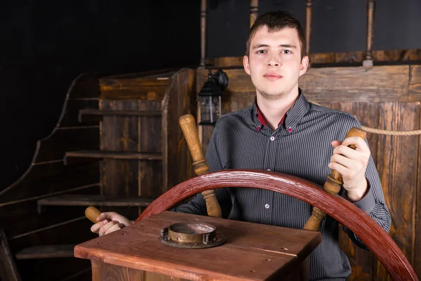 Portret van jonge Man stuurinrichting houten schip — Stockfoto