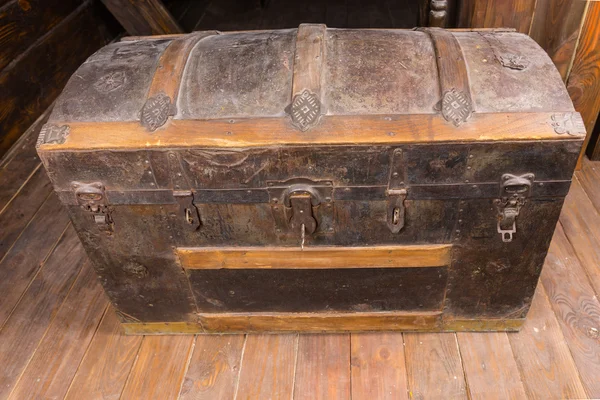 Antique Chest with Key in Lock on Deck of Ship — Stock Photo, Image