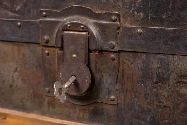 Close Up of Lock and Key of Antique Wooden Trunk — Stockfoto