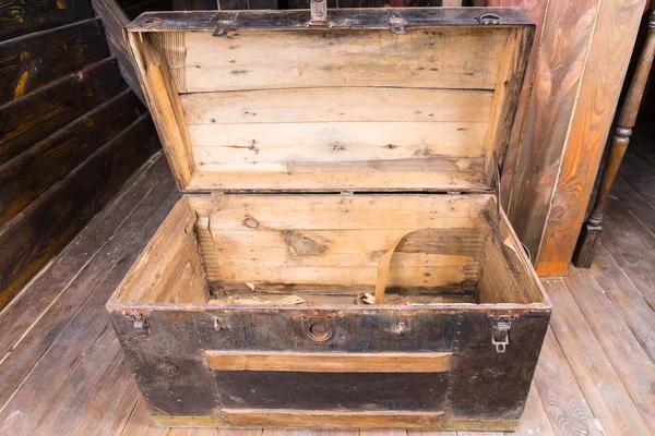 Old wooden sailors trunk — Stock Photo, Image