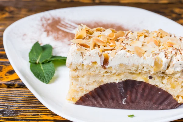 Freshly baked cake with roasted almonds — Stock Photo, Image