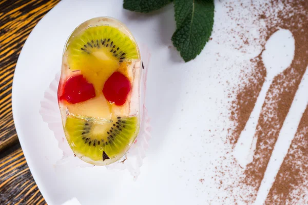 Postre de frutas cubierto con kiwi y cerezas —  Fotos de Stock