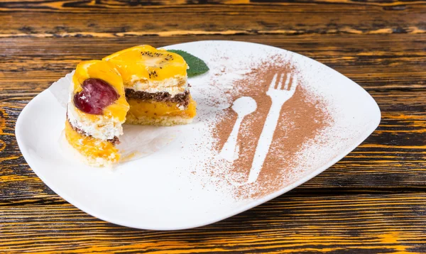 Bolo de frutas decadente servido em prato branco — Fotografia de Stock