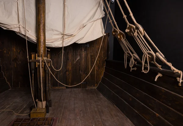 Cuerdas y aparejos del mástil principal en la cubierta del viejo barco —  Fotos de Stock