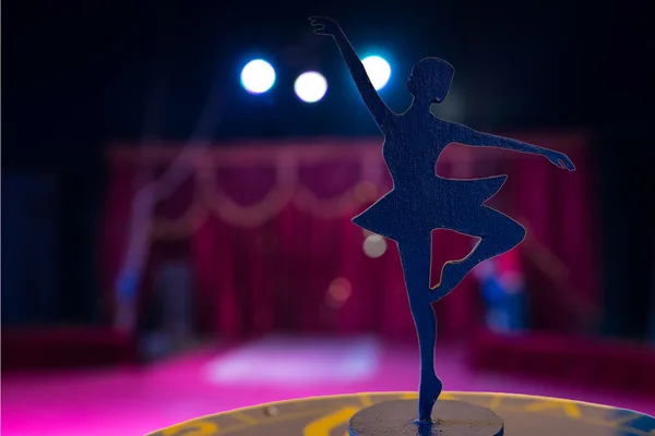 Ballerina Silhouette Statue Spotlit on Empty Stage — Stockfoto