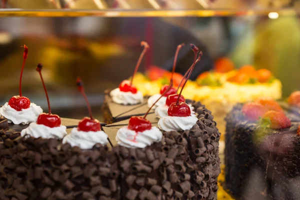 Cherry Topped Chocolate Cake in Window Display — Stock Fotó