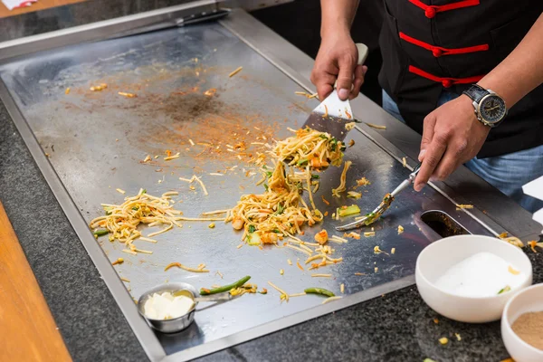 Chef Preparando macarrão asiático em Flat Top Grill — Fotografia de Stock