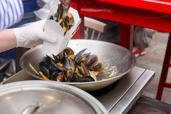 Person Serving Prepared Mussels in Take Out Box — 스톡 사진