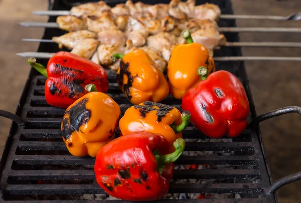 Ganze Paprika und Spieße auf Grill grillen — Stockfoto