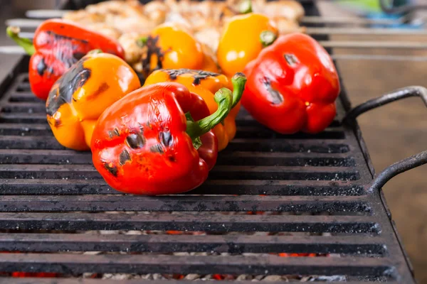 Peperoni rossi e arancioni che cucinano sulla griglia all'aperto — Foto Stock