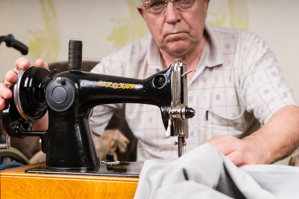 Senior mit altmodischer Nähmaschine — Stockfoto