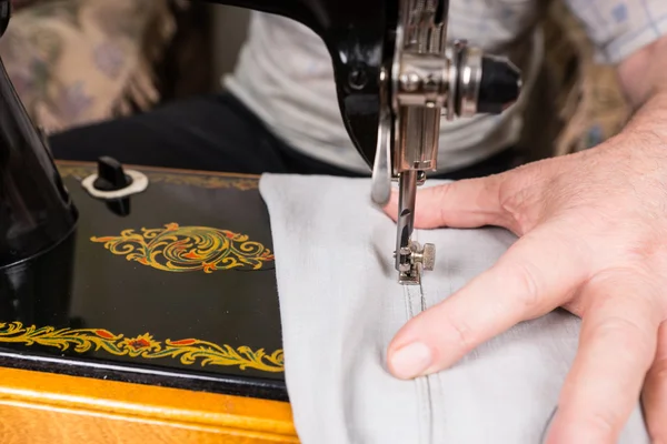 Senior Man Using Old Fashioned Sewing Machine — 图库照片